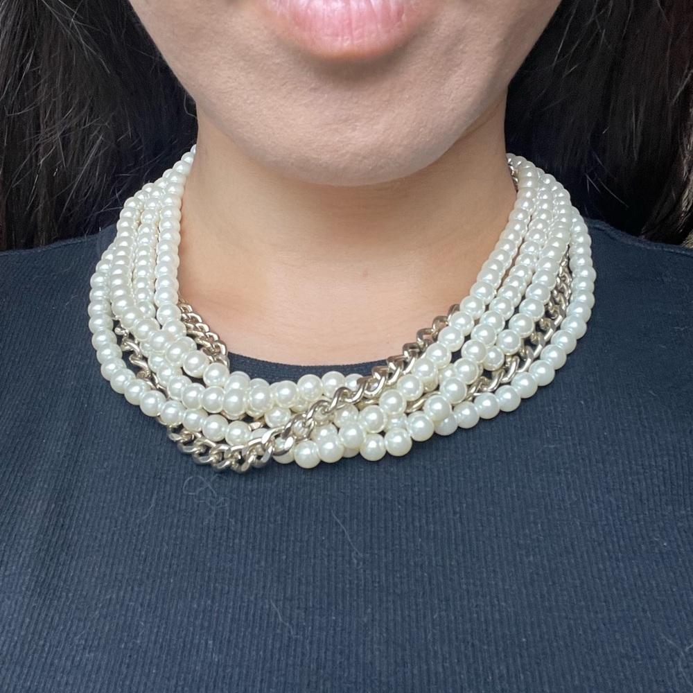 Elegant Pearl and Gold Necklace